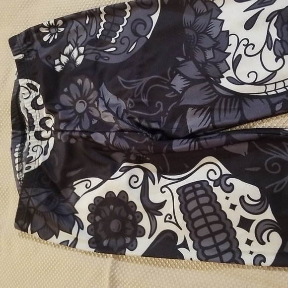 GOTHIC LEGGINGS SIZE XL WITH SKULLS AND FLOWERS - Picture 2 of 8